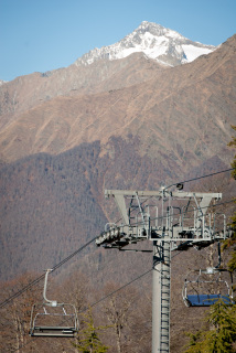 Skiheiser på Gazproms skianlegg Laura, få meter fra det vernede naturområdet i Kaukasus. (Foto: Nils Bøhmer)