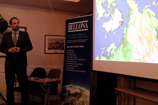 Jan-Gunnar Winther er leder for Polarinstituttet og en av forfatterene bak FNs klimarapporter. Han viser hvordan isen trekker seg tilbake i Arktis, og advarer mot særlig store klimaendringer i våre nordligste områder