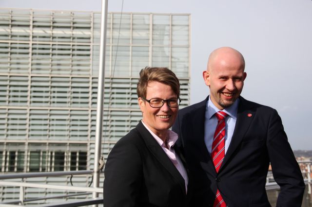 Klimaminister Tine Sundtoft (H) og oljeminister Tord Lien (Frp) opptrer ofte i tospann. Her i Brussel i februar. Foto: Lars-Erik Hauge, EU-delegasjonen